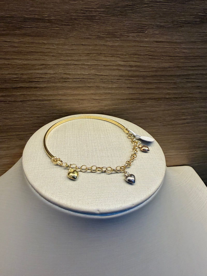 Pulseira Bracelete com Corrente de Elos e Trio de Pingentes Coração