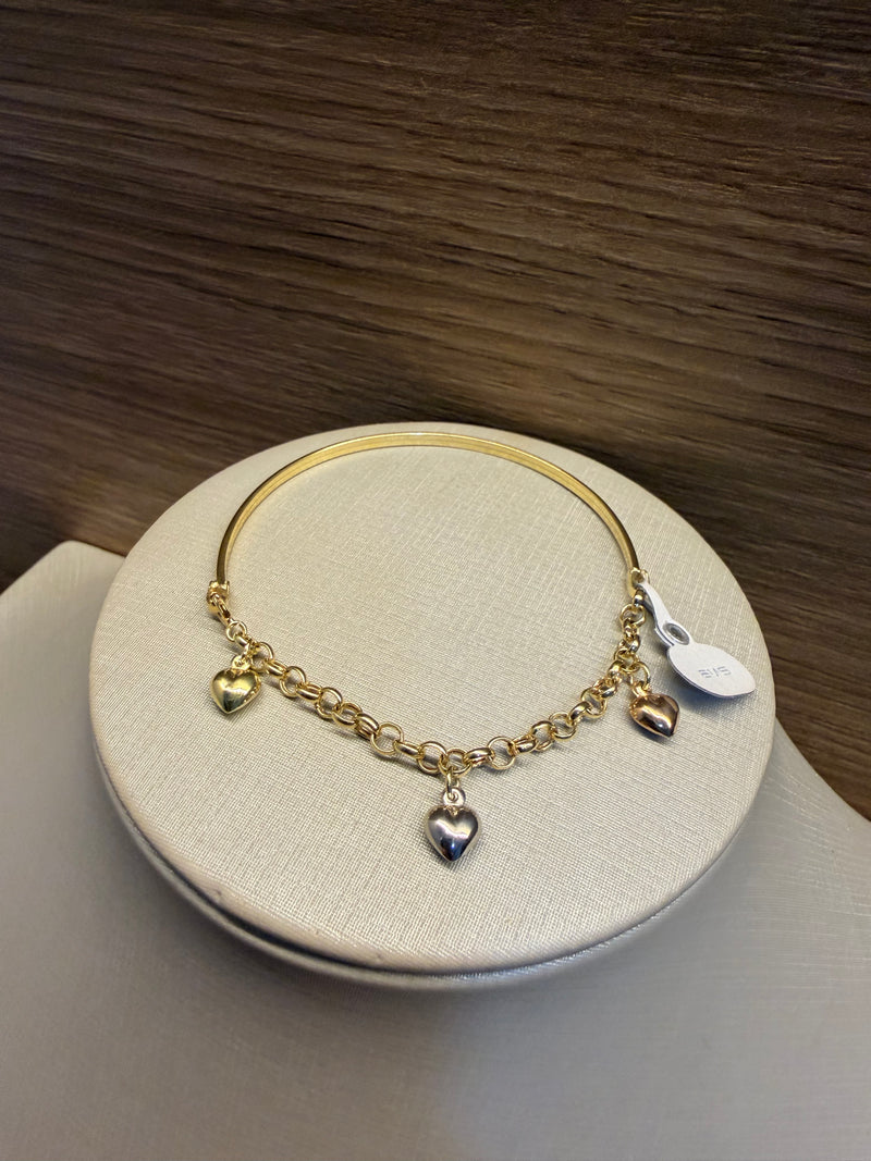 Pulseira Bracelete com Corrente de Elos e Trio de Pingentes Coração